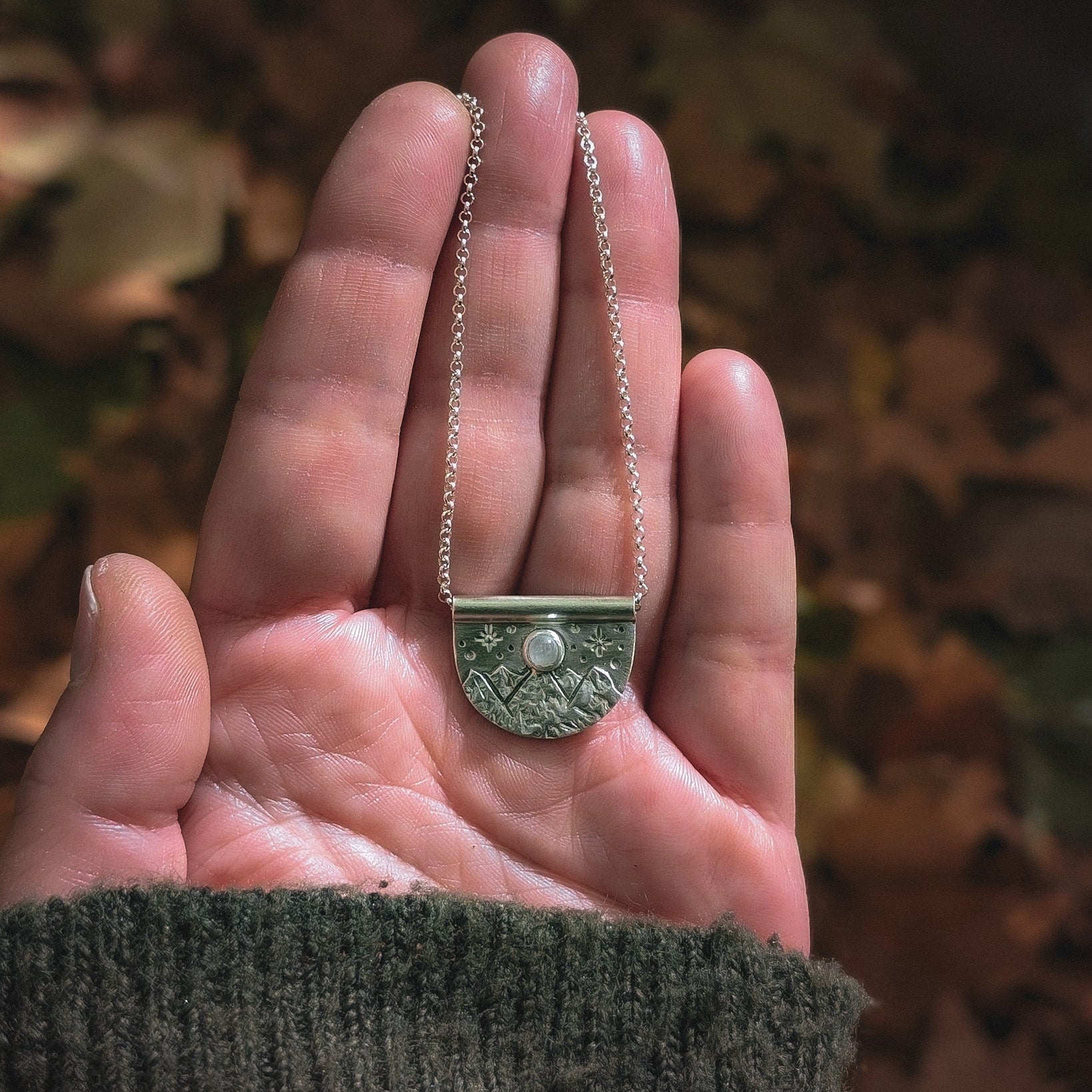 Colgante de plata con montañas y piedra luna