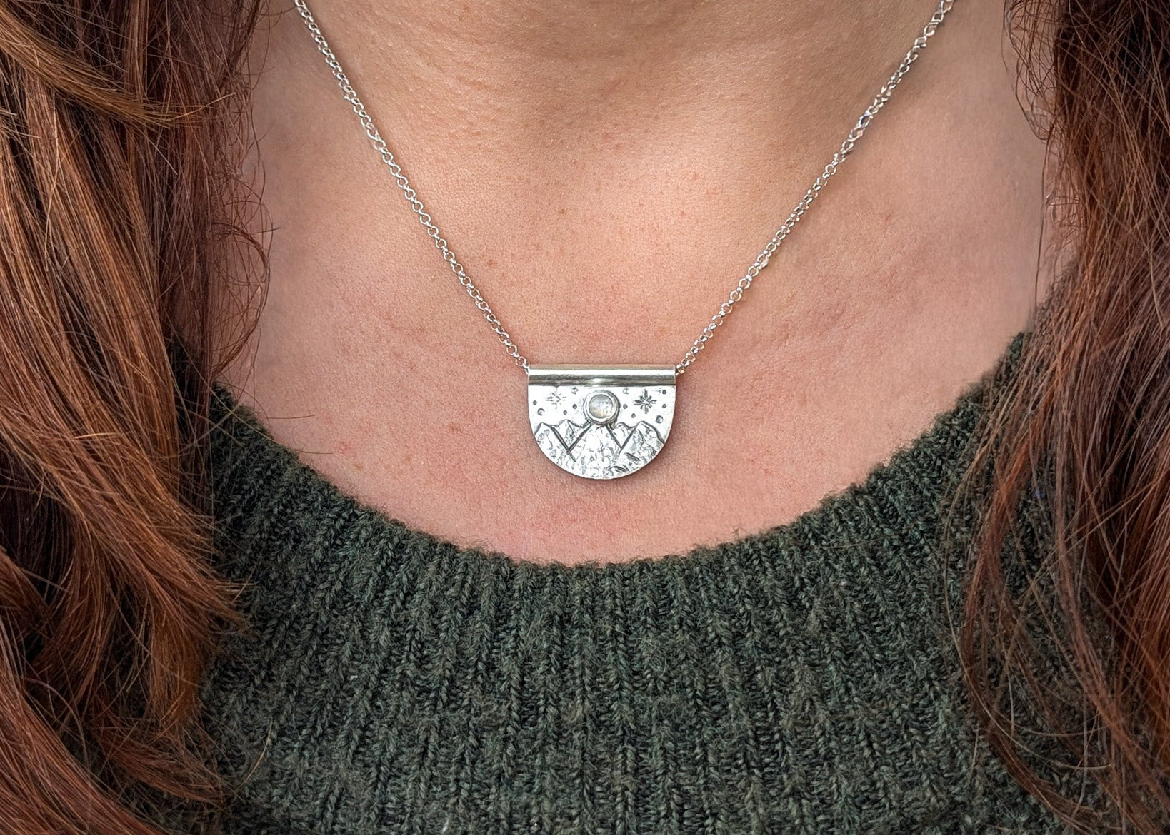 Colgante de plata con montañas y piedra luna