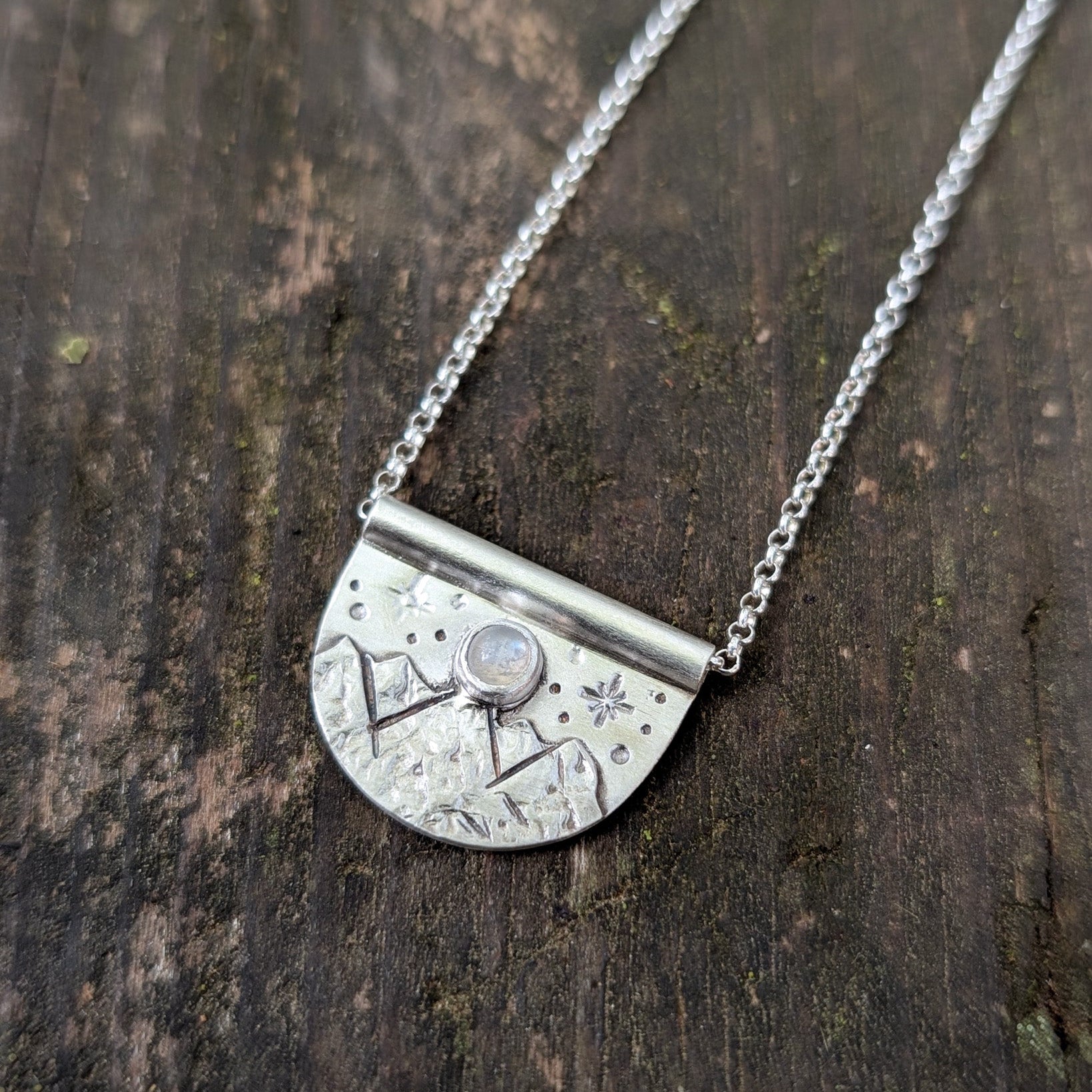 Colgante de plata con montañas y piedra luna
