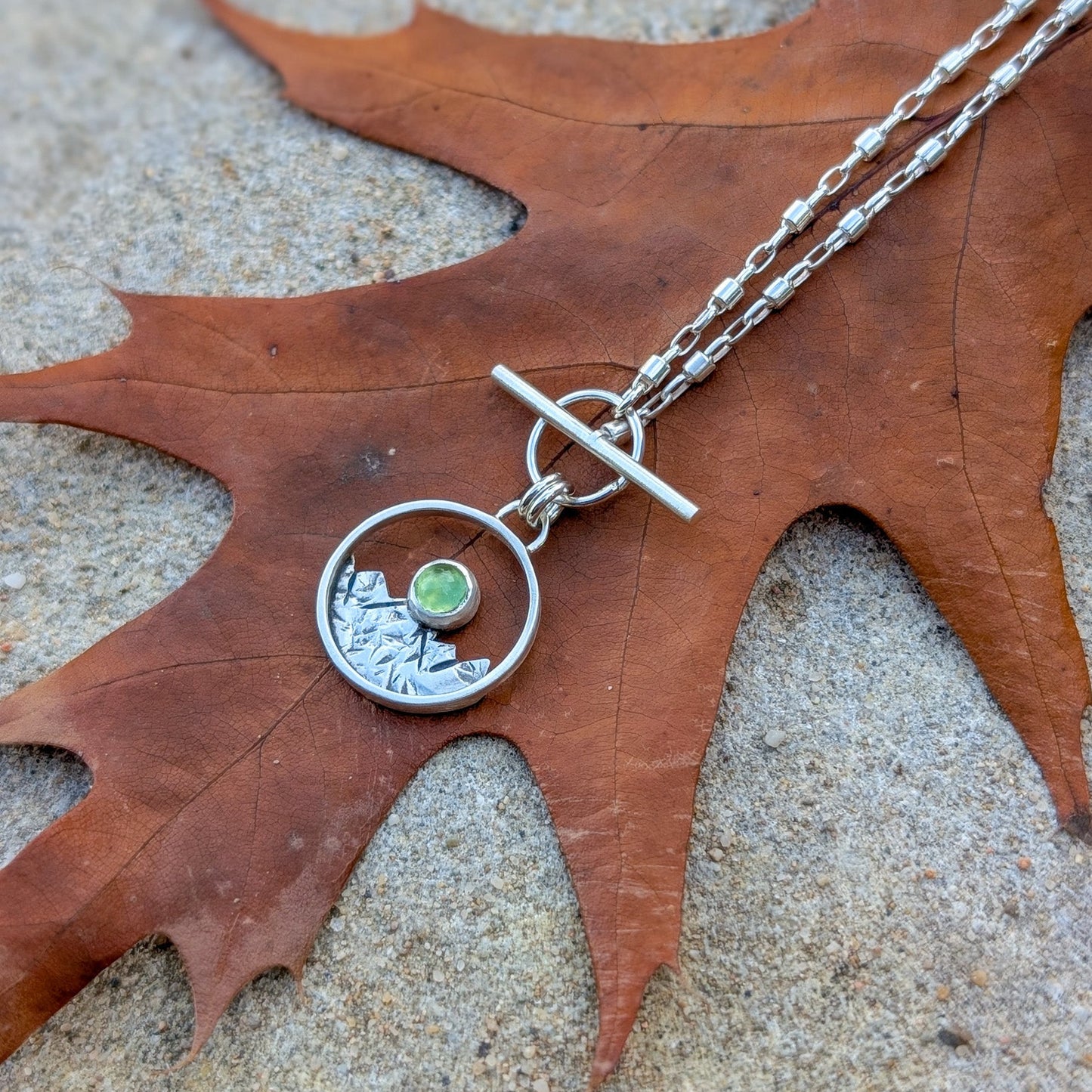 Colgante de plata con montañas y peridoto
