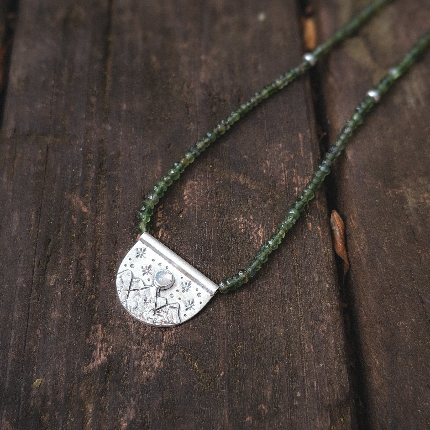 Colgante de plata con montañas y cuentas de serpentina