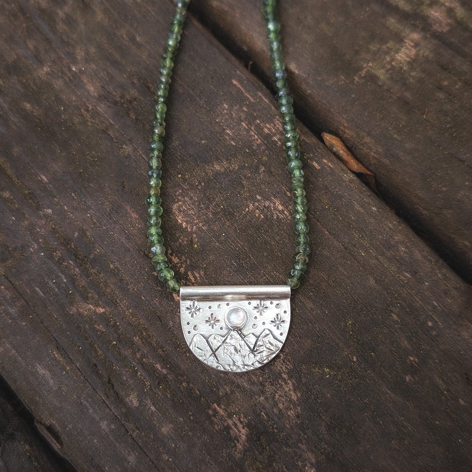 Colgante de plata con montañas y cuentas de serpentina