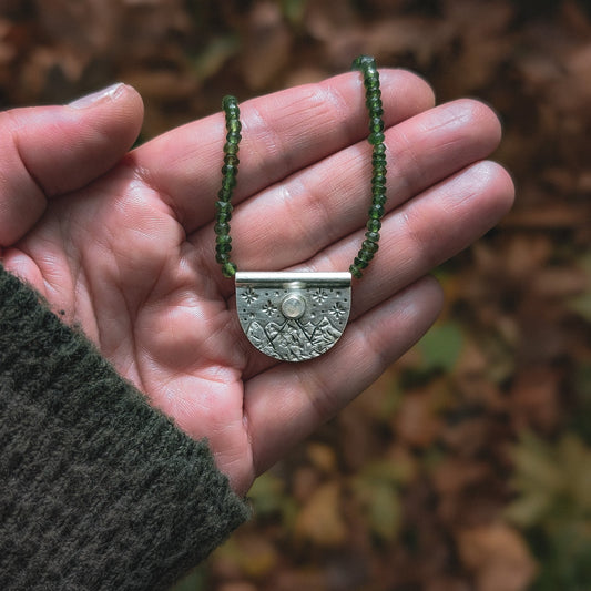 Colgante de plata con montañas y cuentas de serpentina