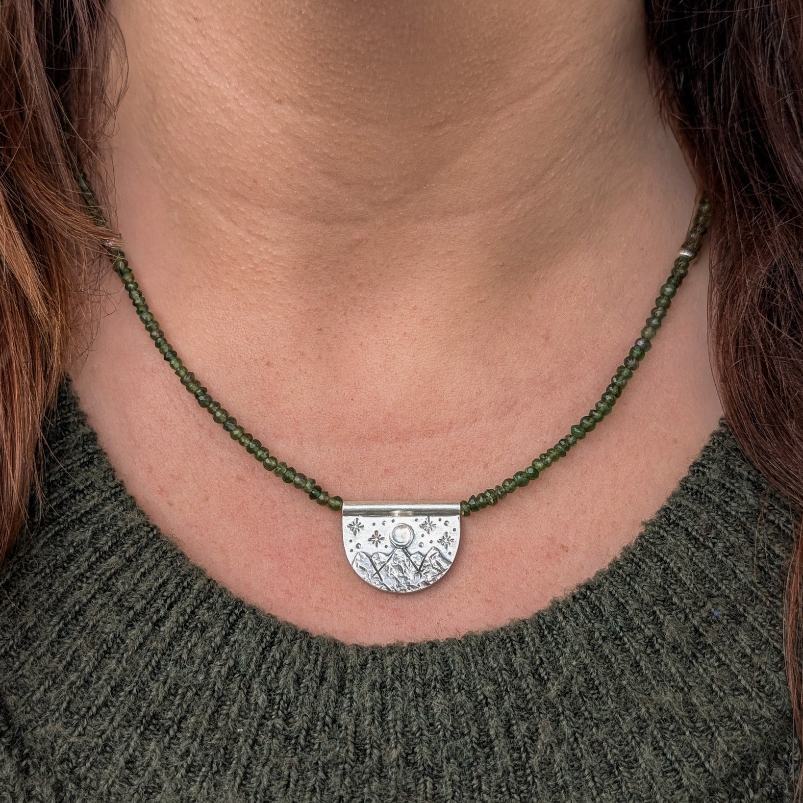 Colgante de plata con montañas y cuentas de serpentina