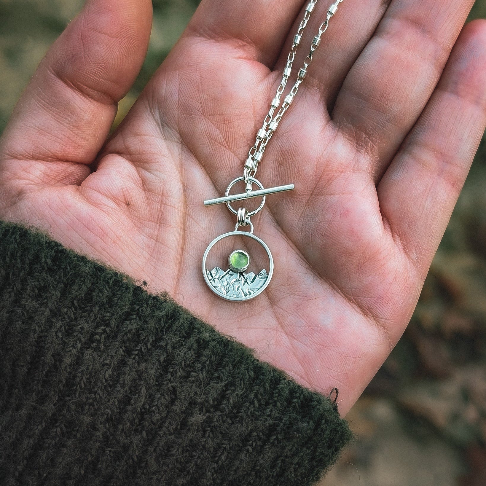 Colgante de plata con montañas y peridoto