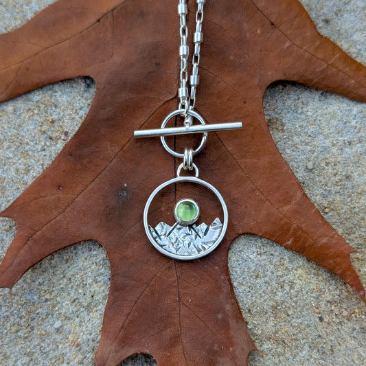 Colgante de plata con montañas y peridoto