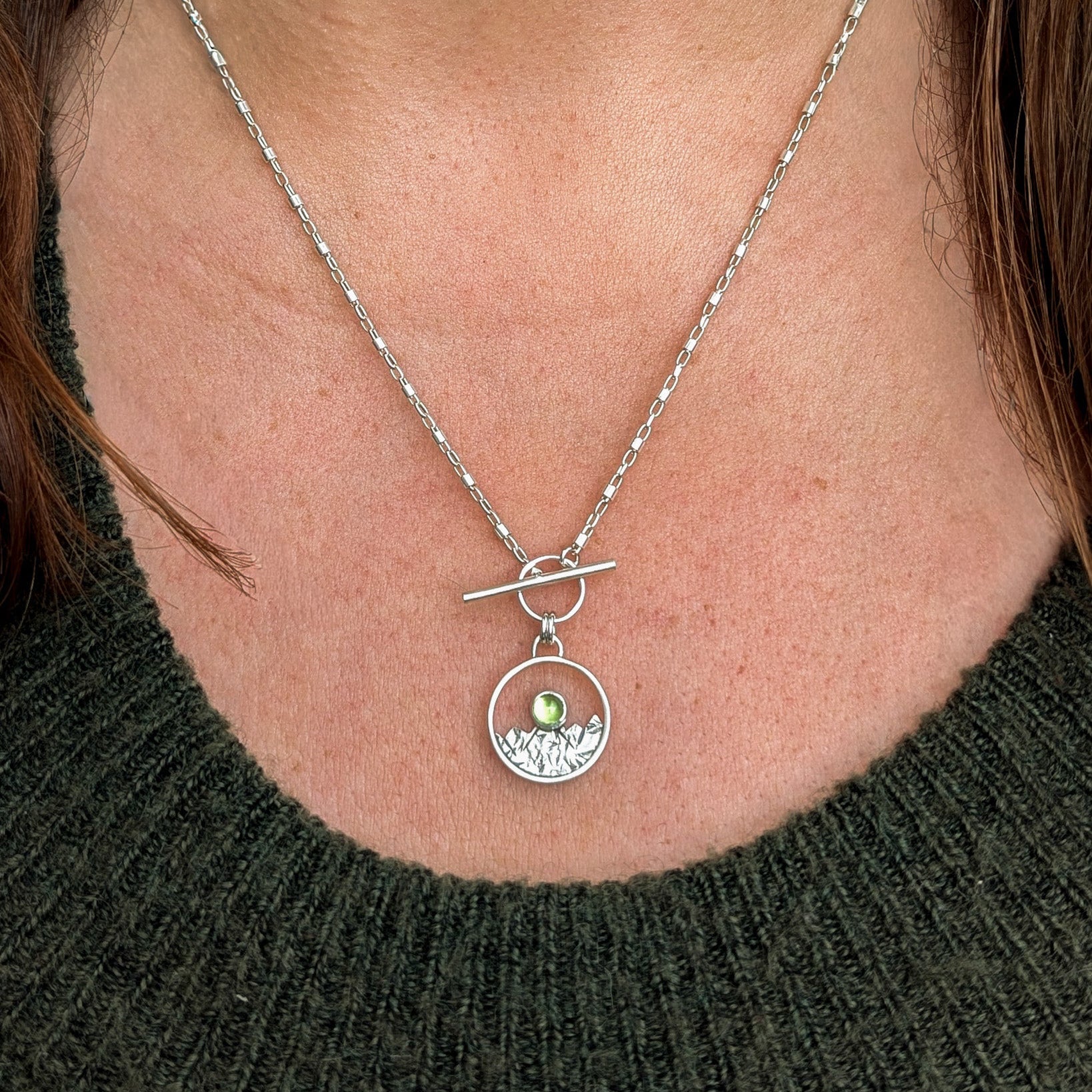 Colgante de plata con montañas y peridoto