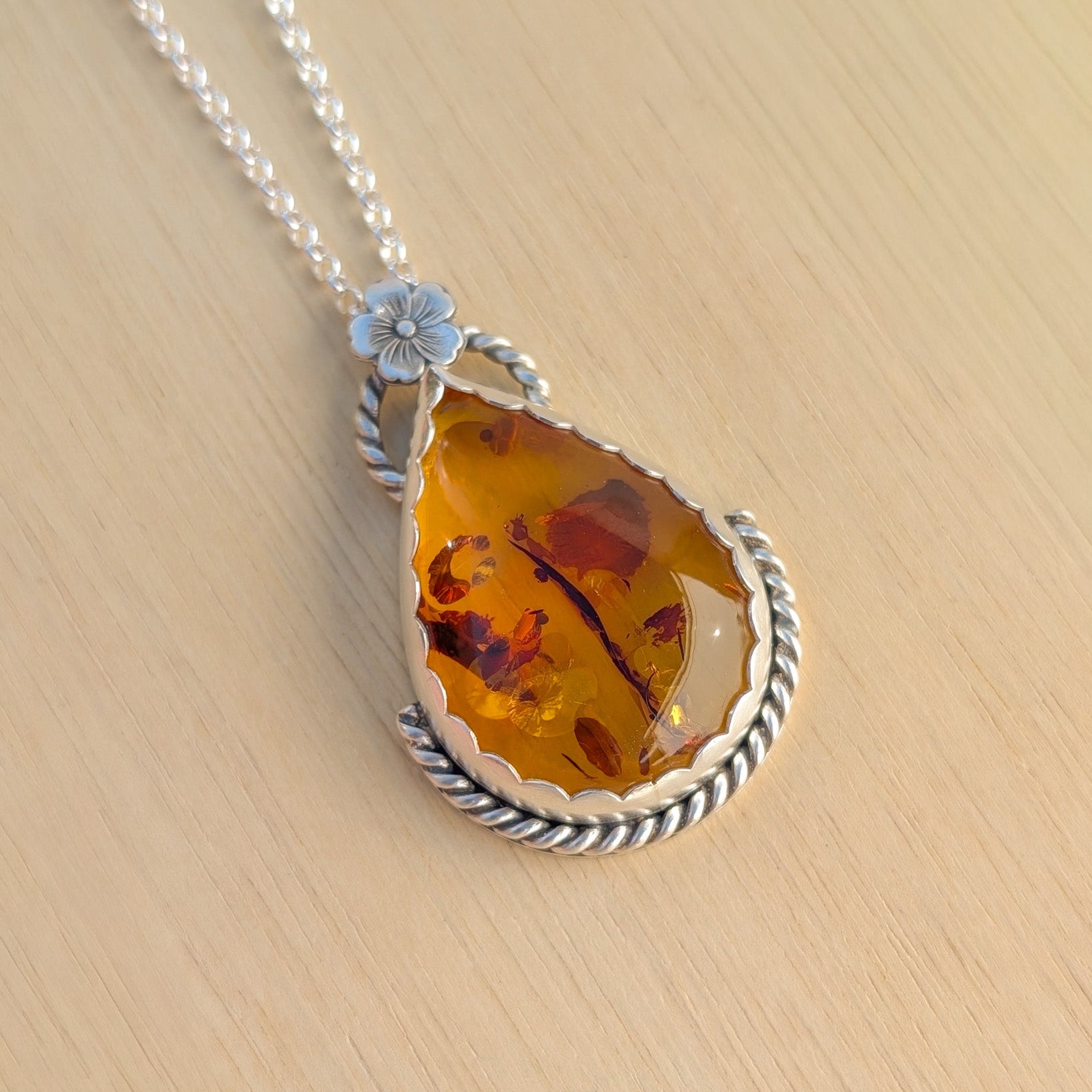 Colgante de plata artesanal con ámbar báltico