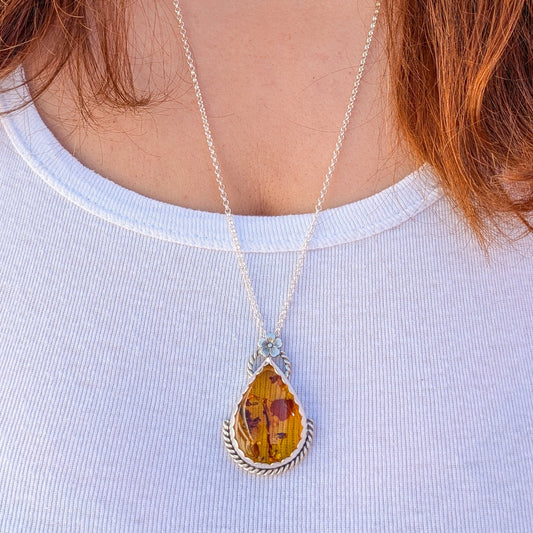 Colgante de plata artesanal con ámbar báltico