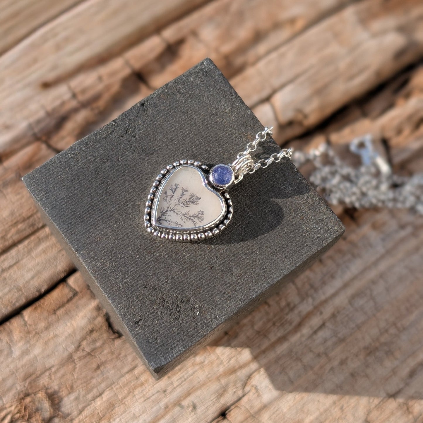 Colgante de plata con ágata dendritica corazón y tanzanita