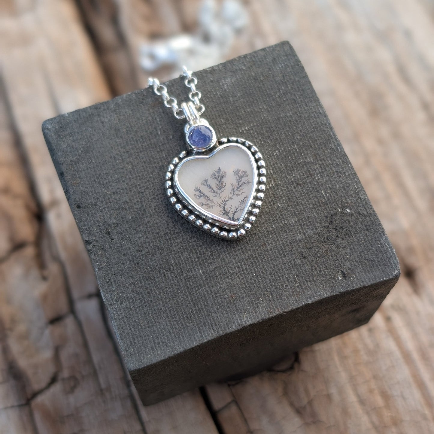 Colgante de plata con ágata dendritica corazón y tanzanita