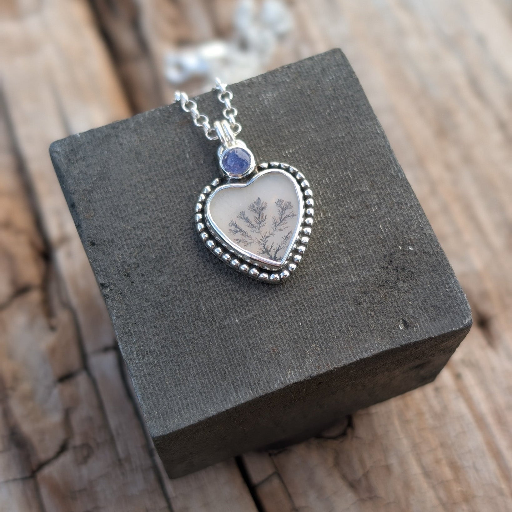 Colgante de plata con ágata dendritica corazón y tanzanita