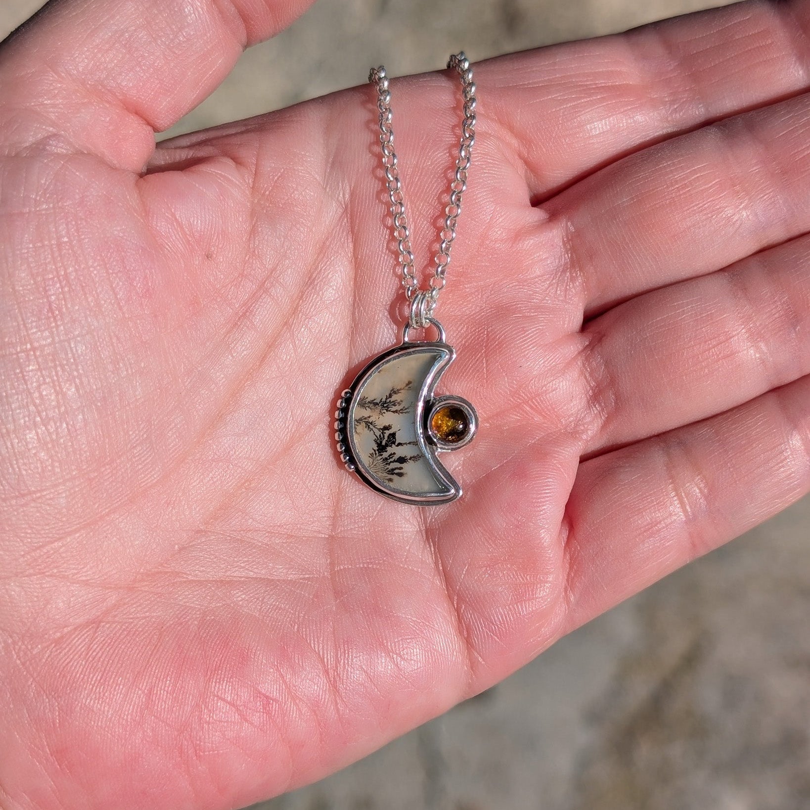 Colgante de plata con ágata dendrítica en forma de luna