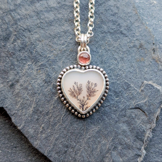 Colgante de plata y agata dendritica en forma de corazón