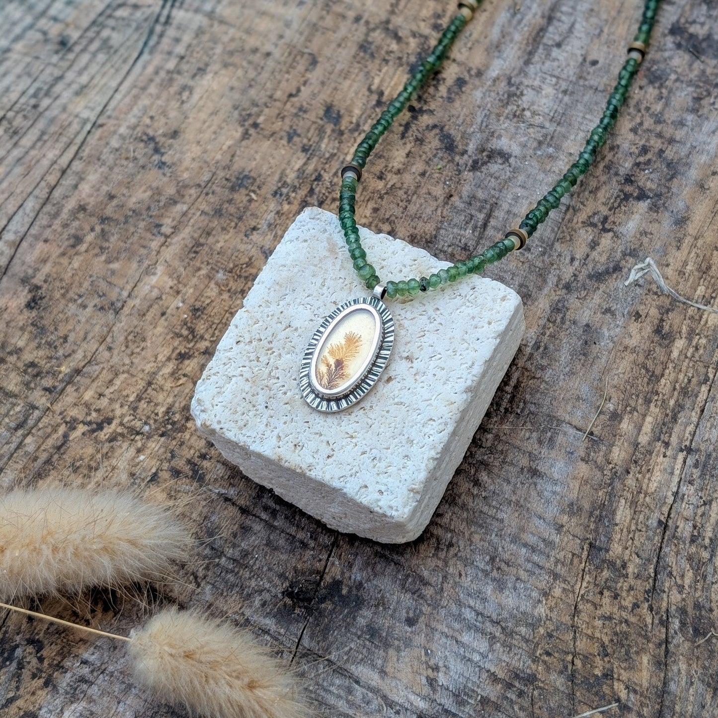 Colgante con ágata dendrítica y cuentas de Serpentina