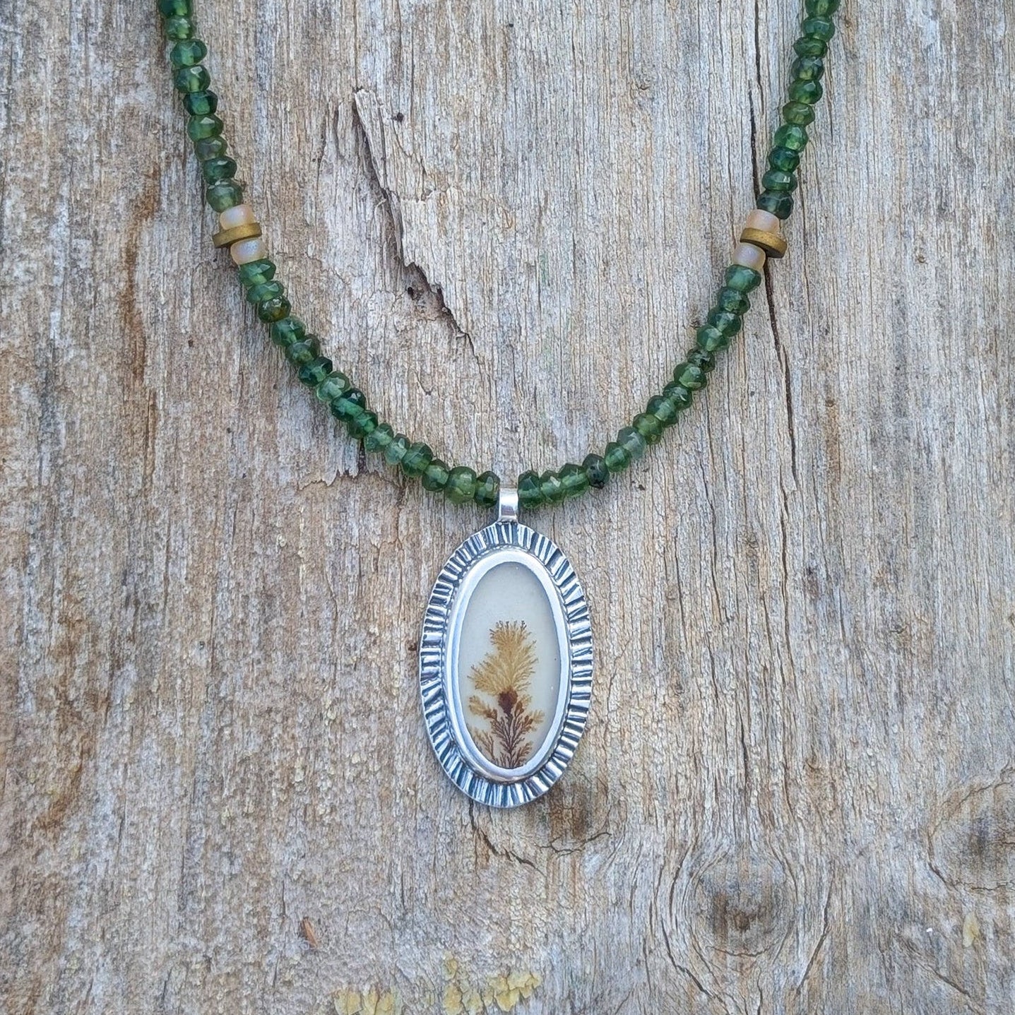 Colgante de plata con ágata dendrítica y cuentas verdes de Serpentina. Hecho a mano de manera artesanal.