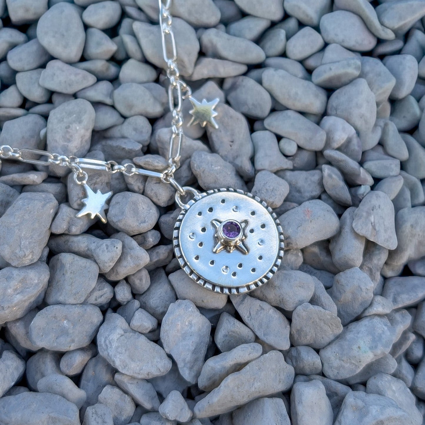 Colgante de plata con estrellas y amatista