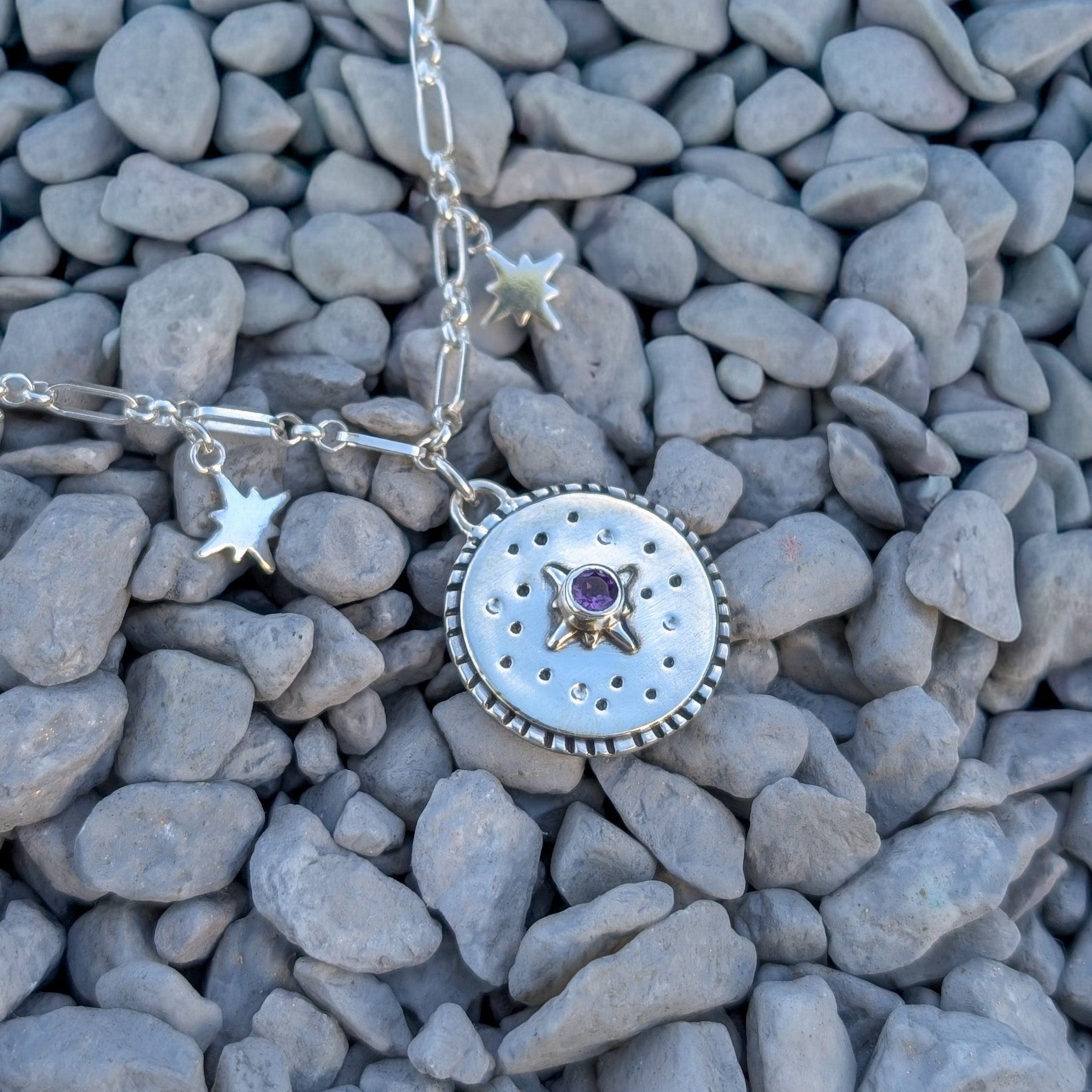 Colgante de plata con estrellas y amatista