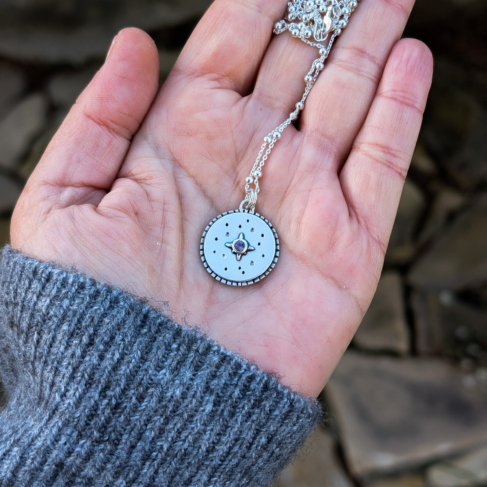 Colgante de plata con estrellas y amatista