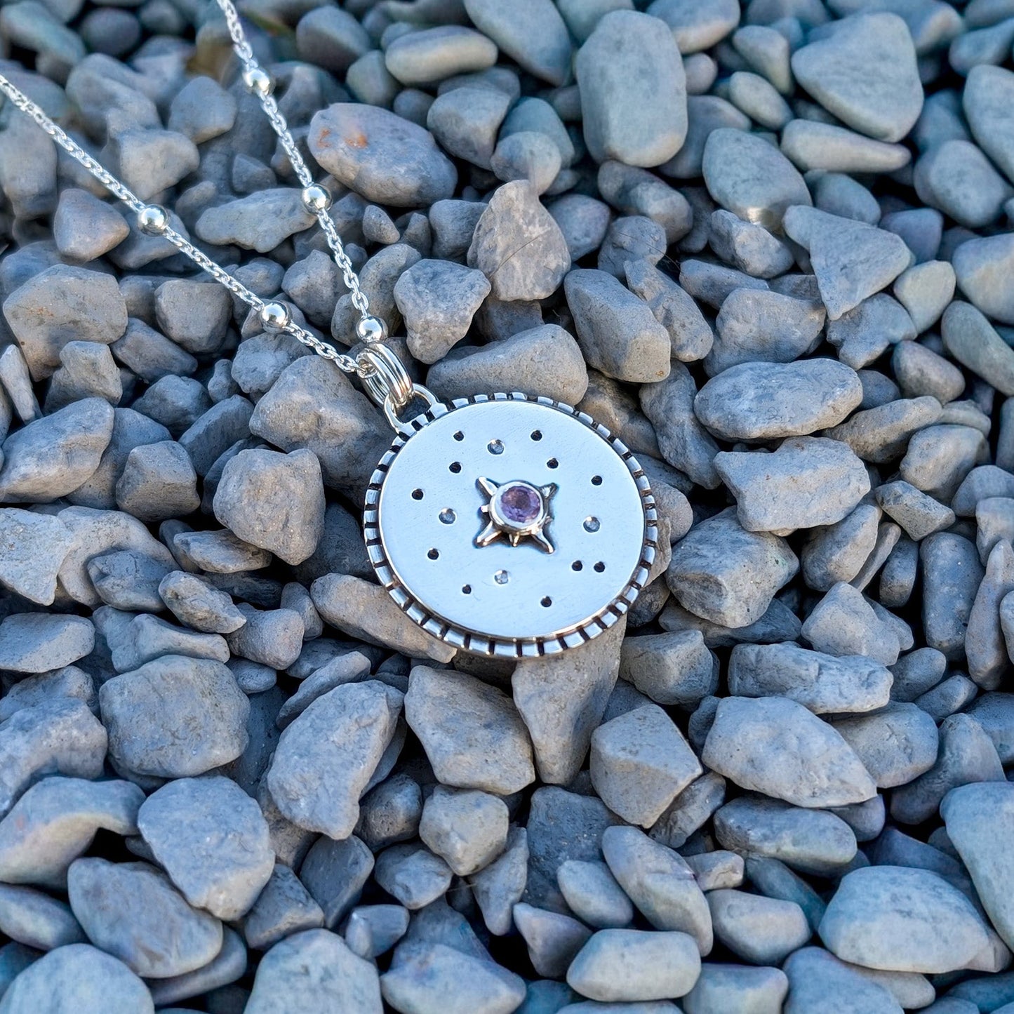 Colgante de plata con estrellas y amatista