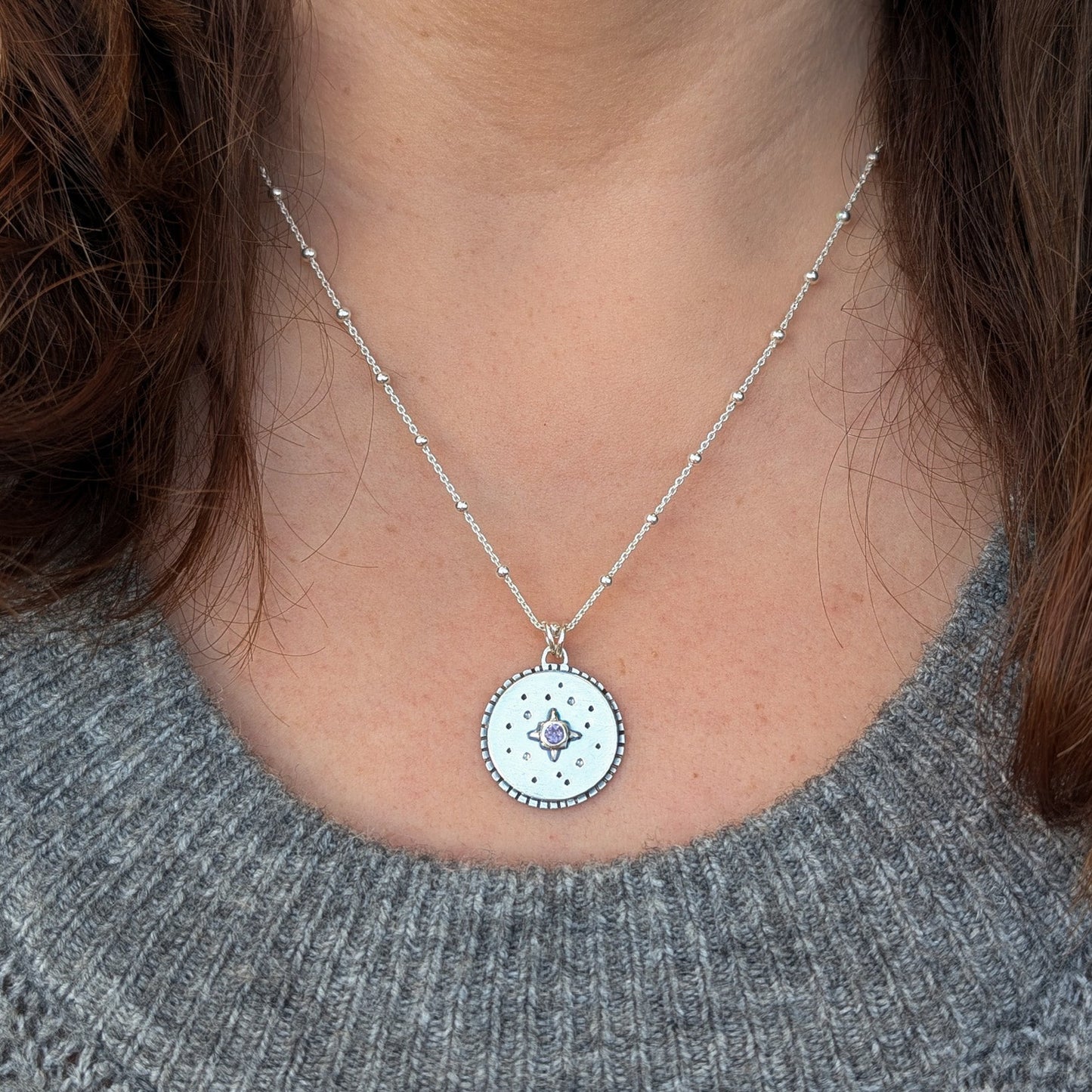 Colgante de plata con estrellas y amatista