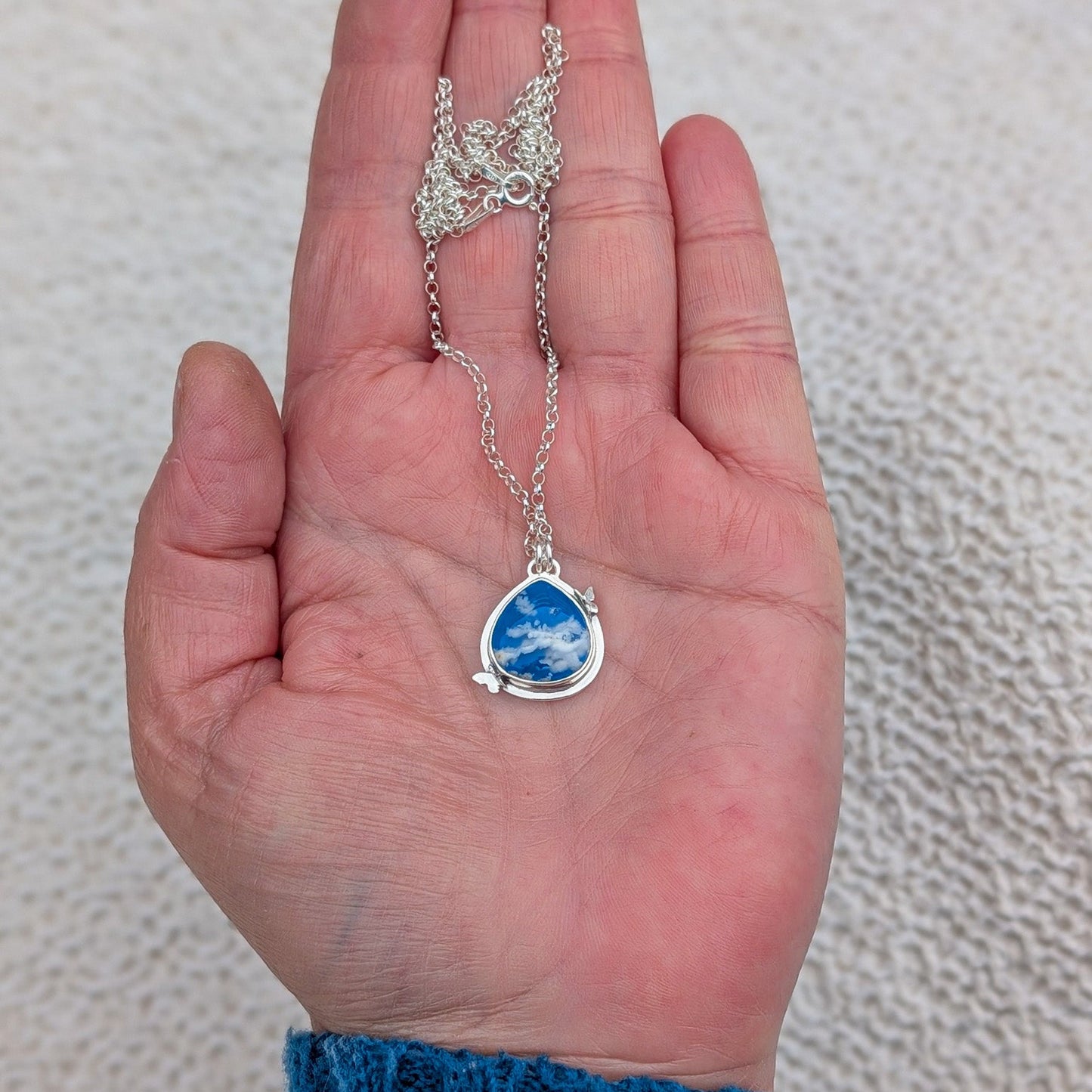 Colgante Cielo de ágata pluma con mariposas en plata
