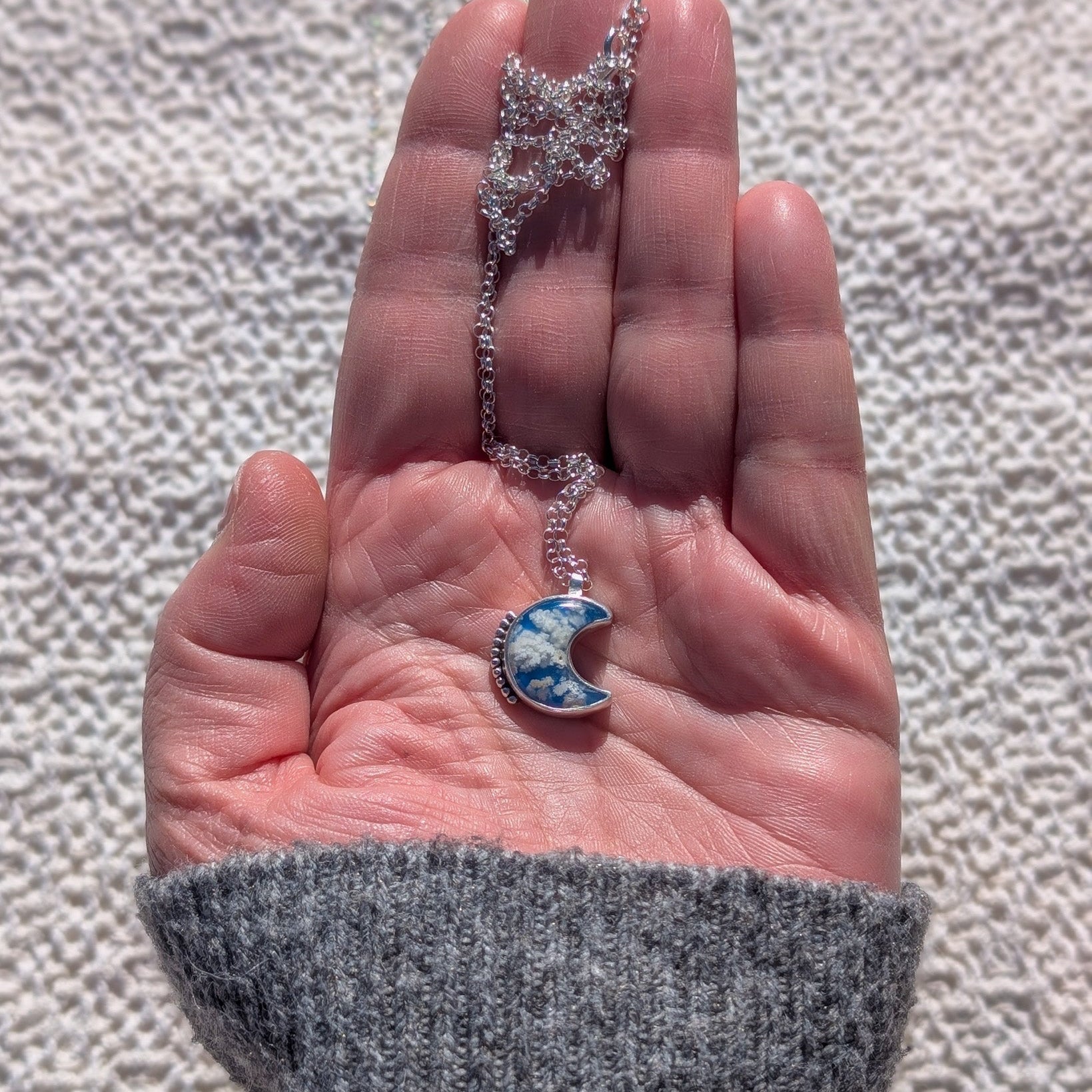 Colgante de plata CIELO en forma de luna con Ágata Pluma