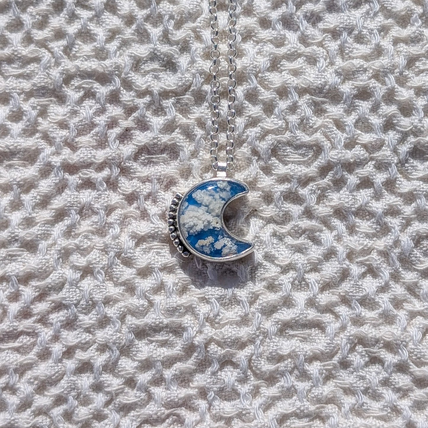 Colgante de plata CIELO en forma de luna con Ágata Pluma