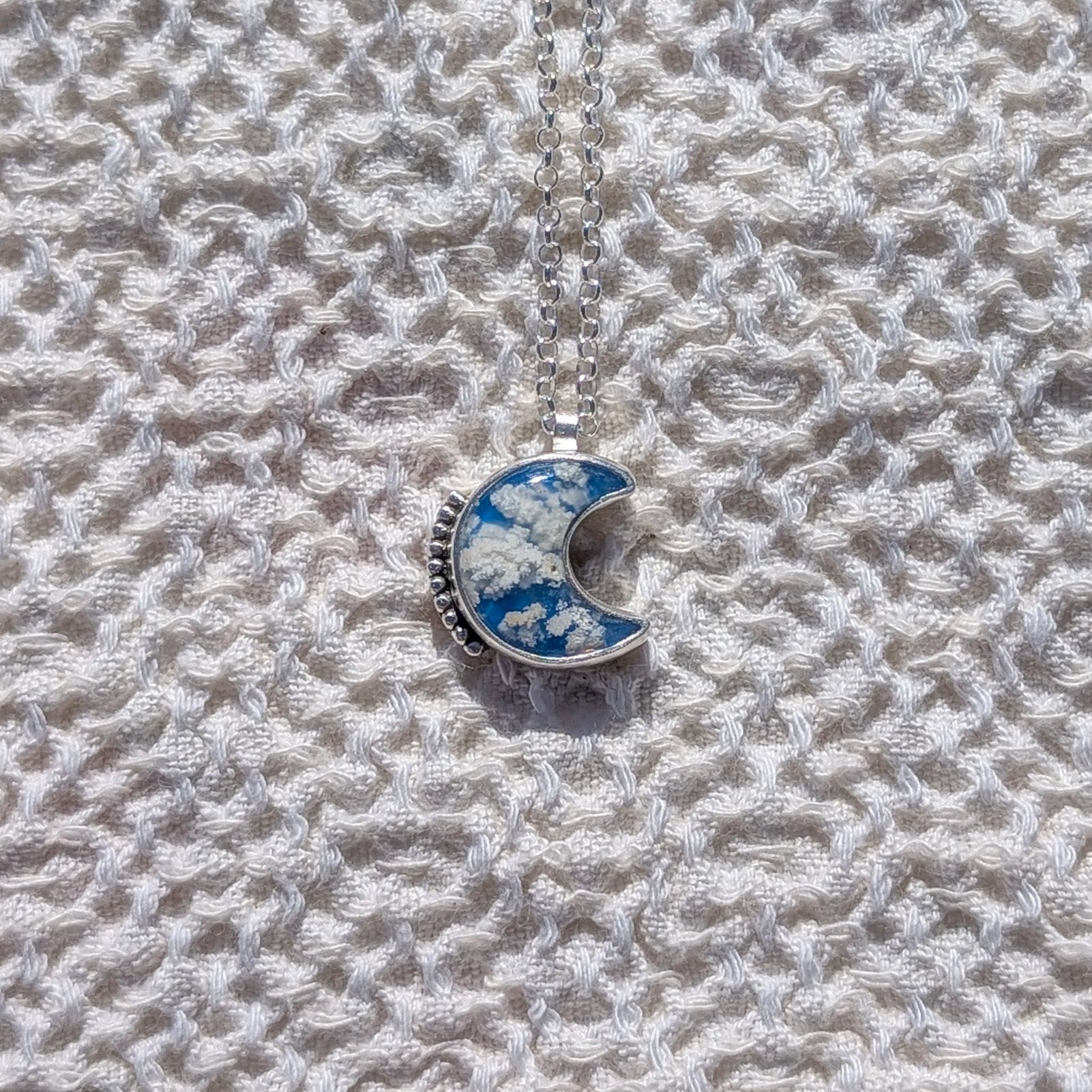 Colgante de plata CIELO en forma de luna con Ágata Pluma