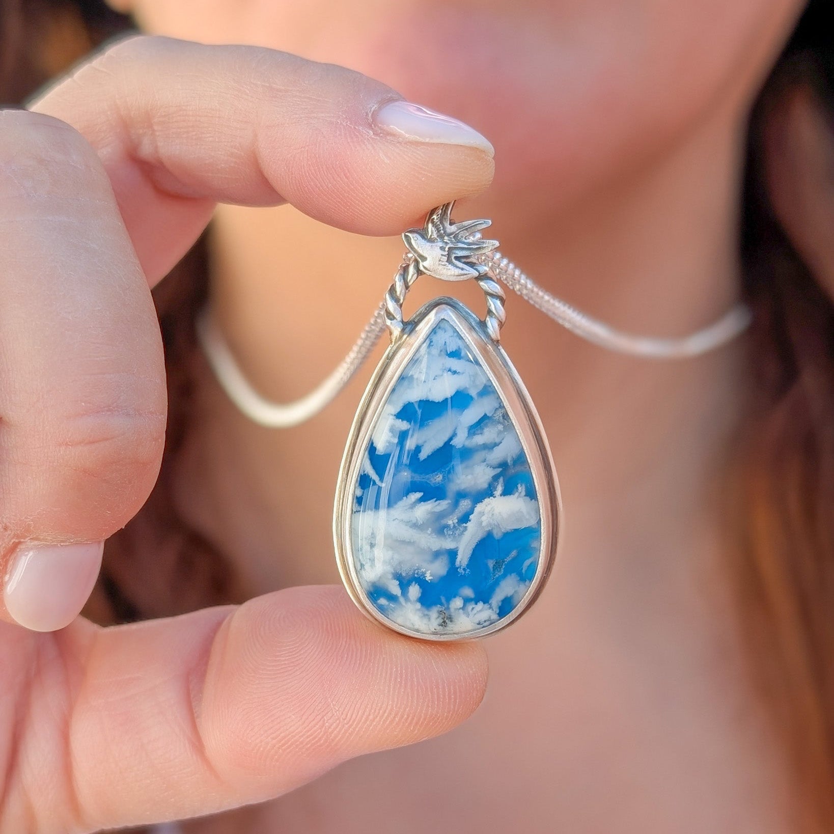 Colgante de plata con doblete de ágata pluma azul y golondrina
