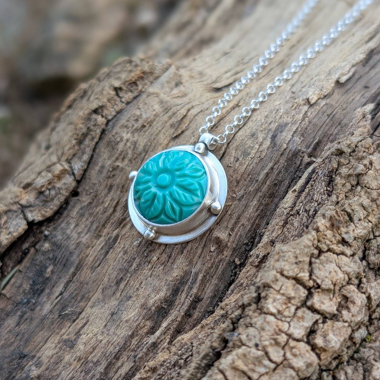 Colgante de plata con turquesa tallada