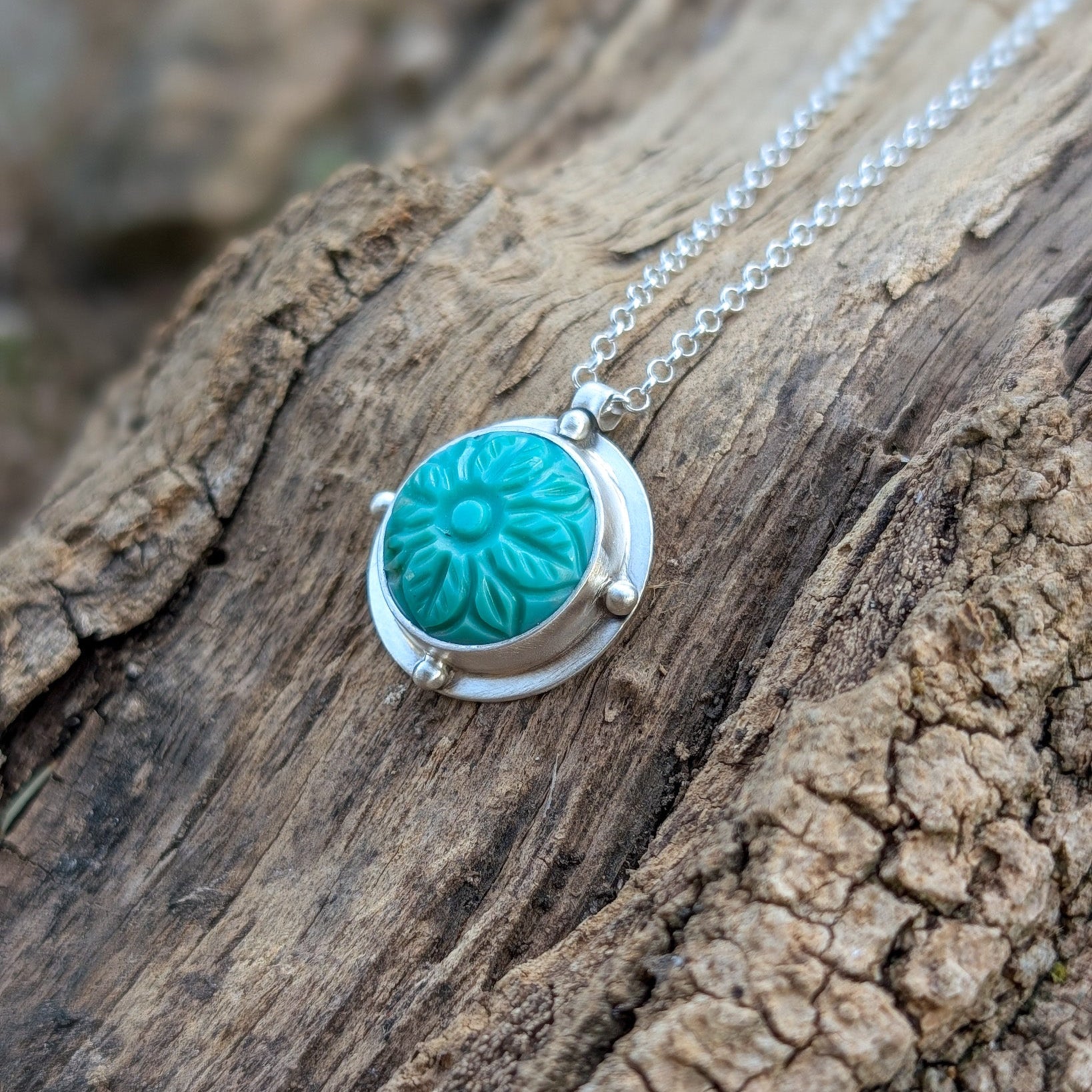 Colgante de plata con turquesa tallada