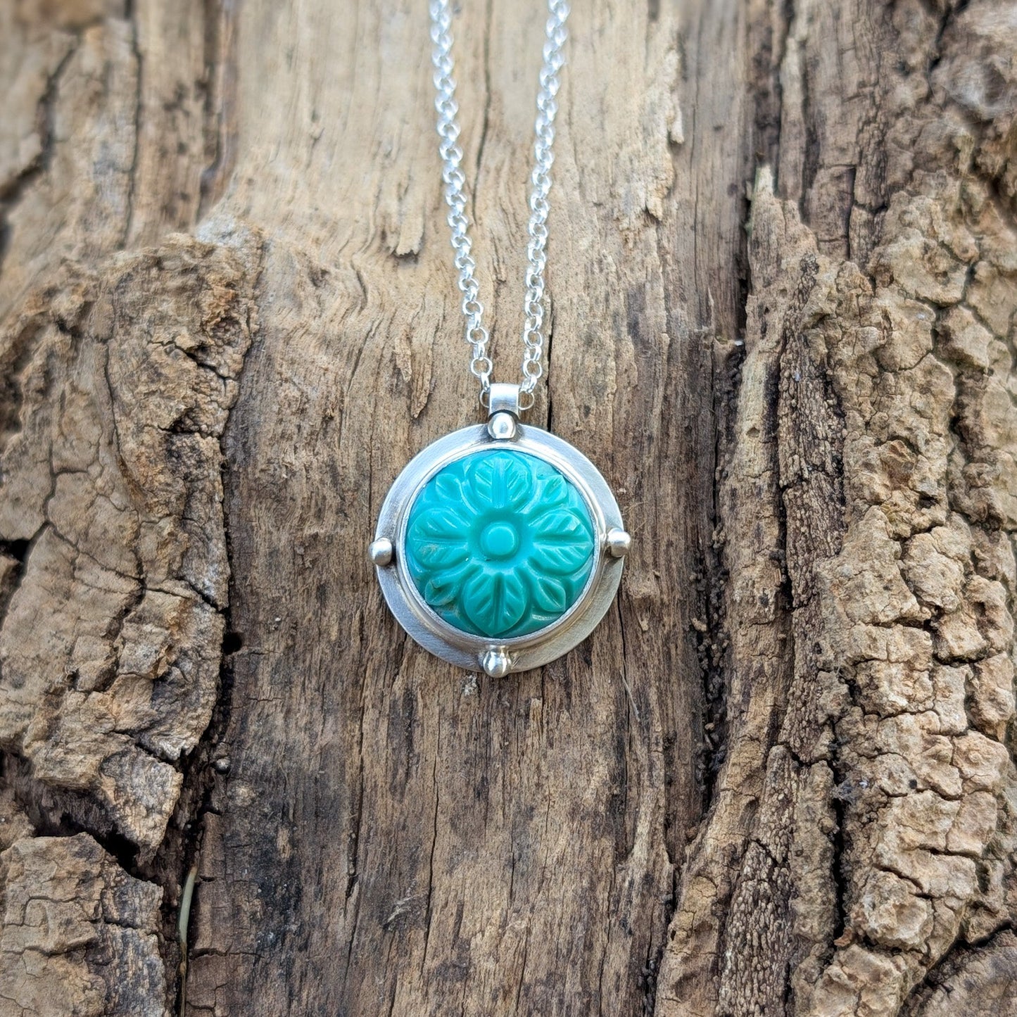 Colgante de plata con turquesa tallada