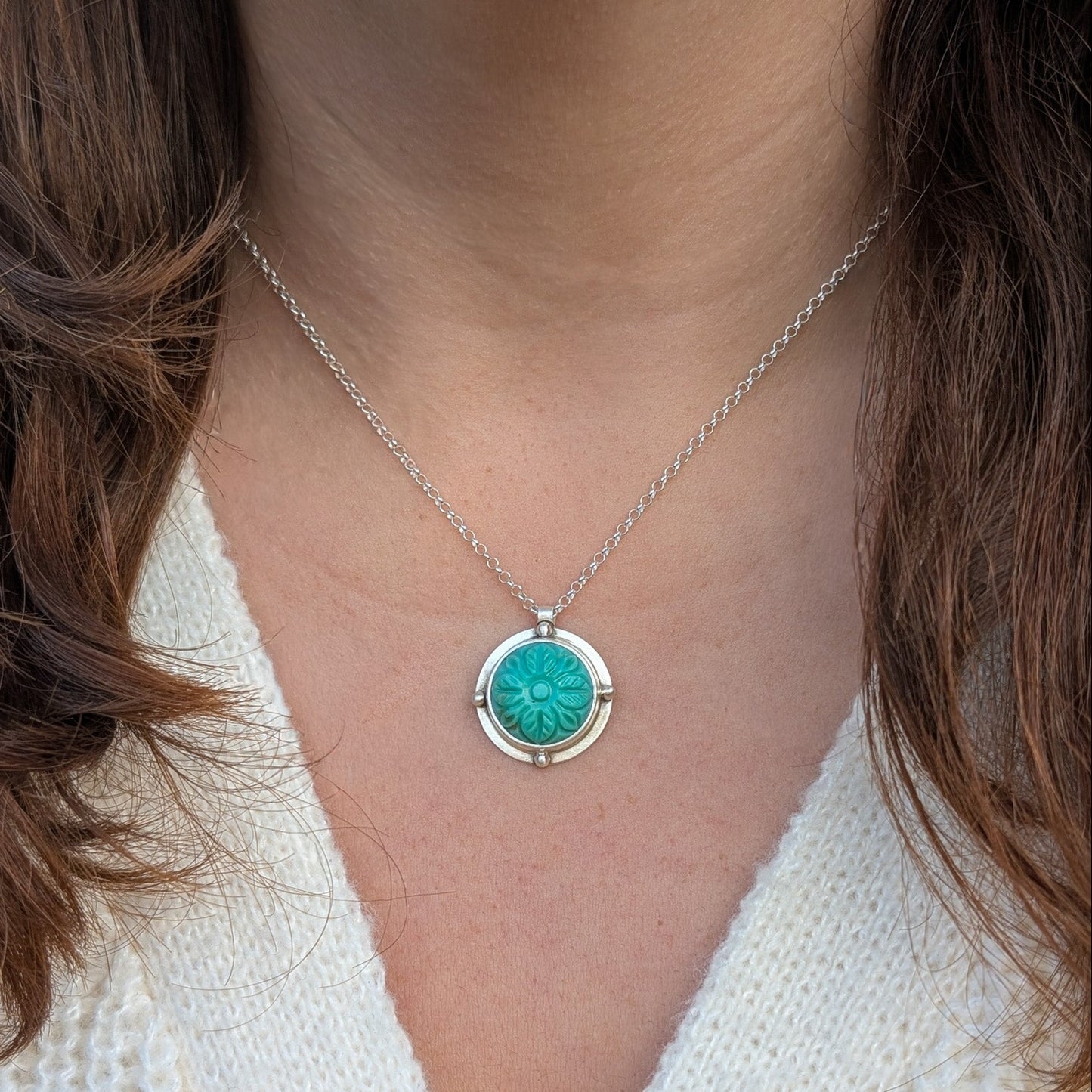 Colgante de plata con turquesa tallada