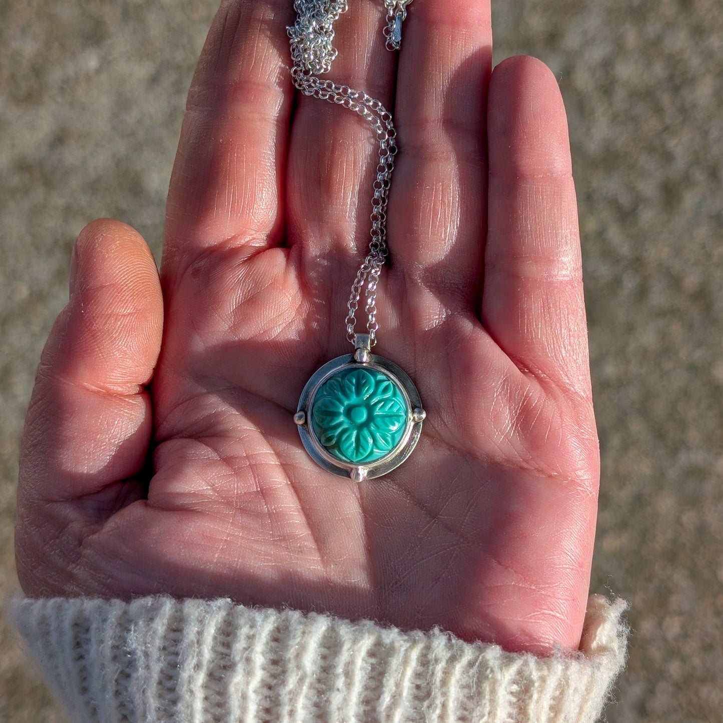Colgante de plata con turquesa tallada