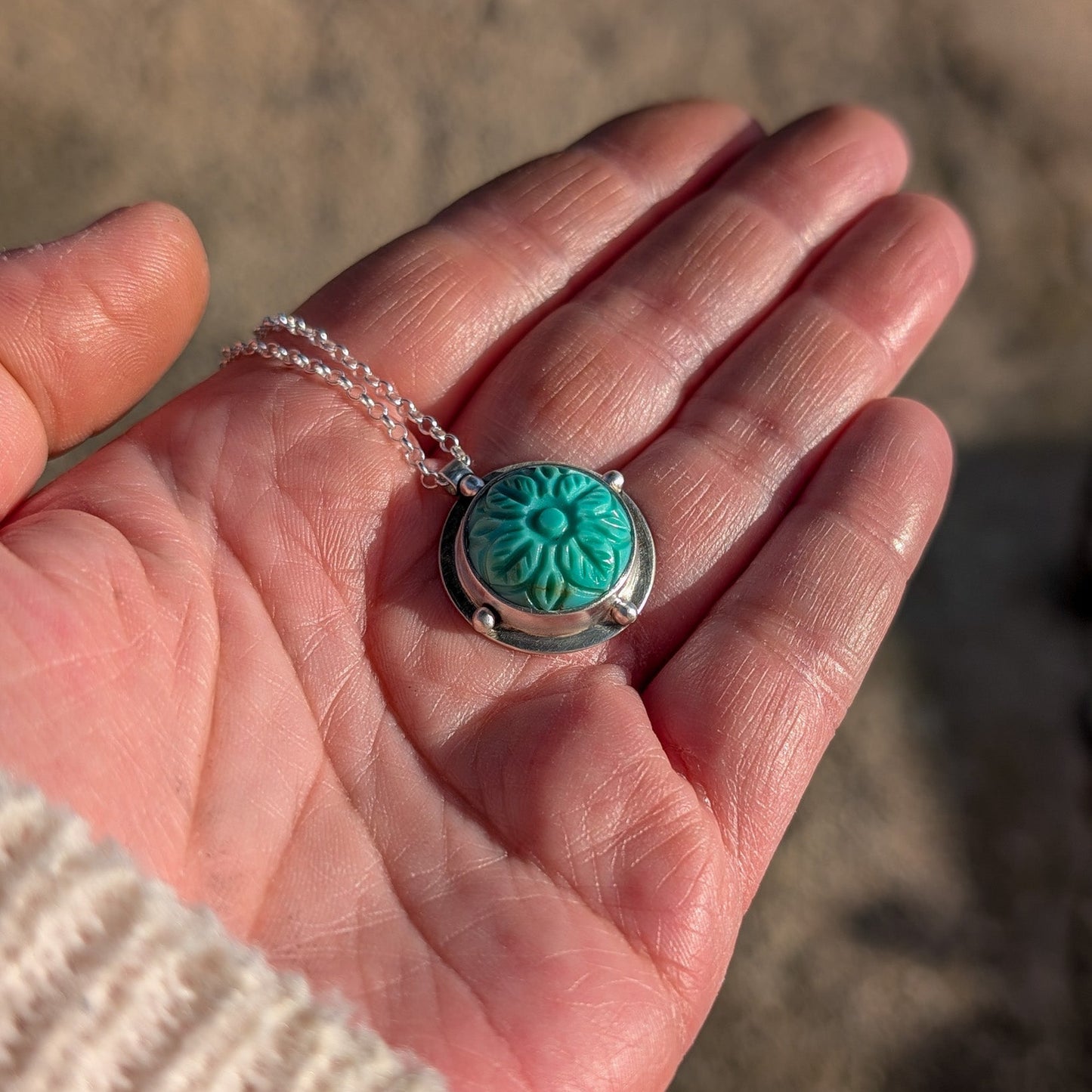 Colgante de plata con turquesa tallada