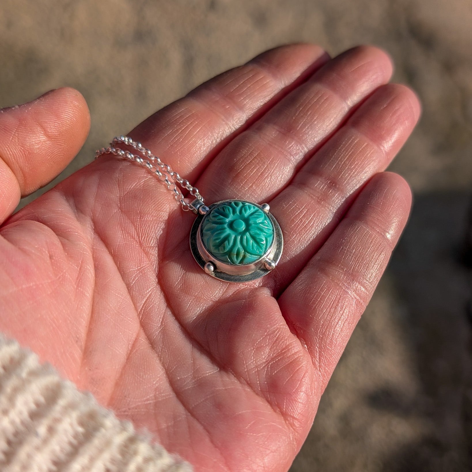 Colgante de plata con turquesa tallada
