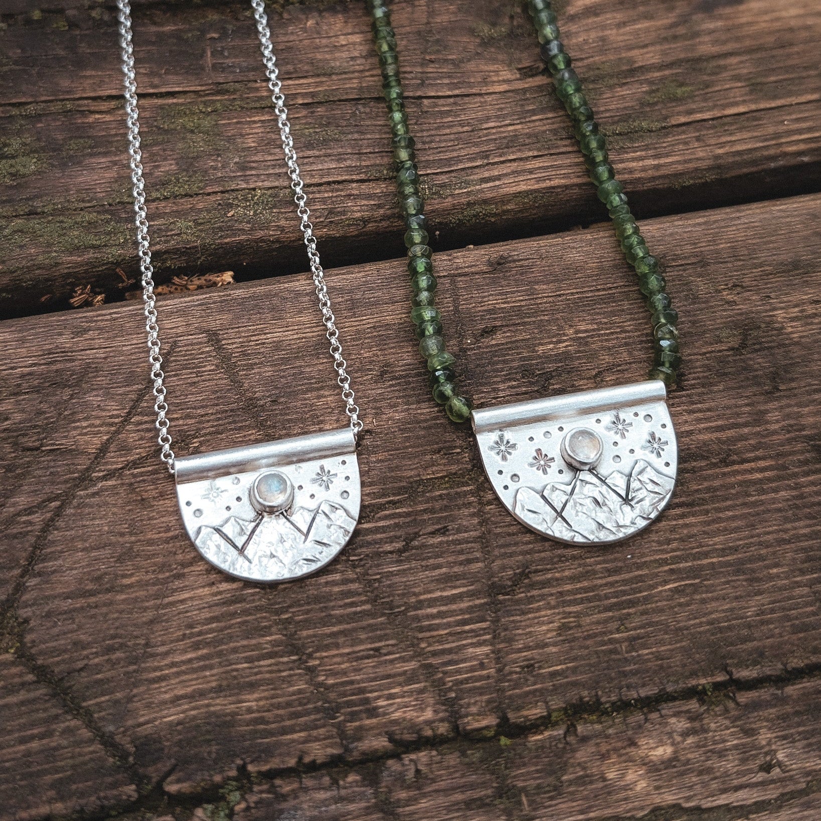 Colgante de plata con montañas y piedra luna