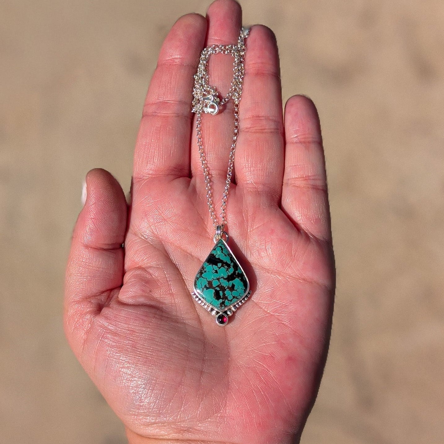 Colgante de plata con  turquesa hubei y granate