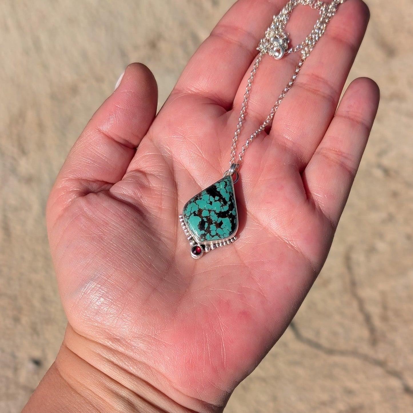 Colgante de plata con  turquesa hubei y granate