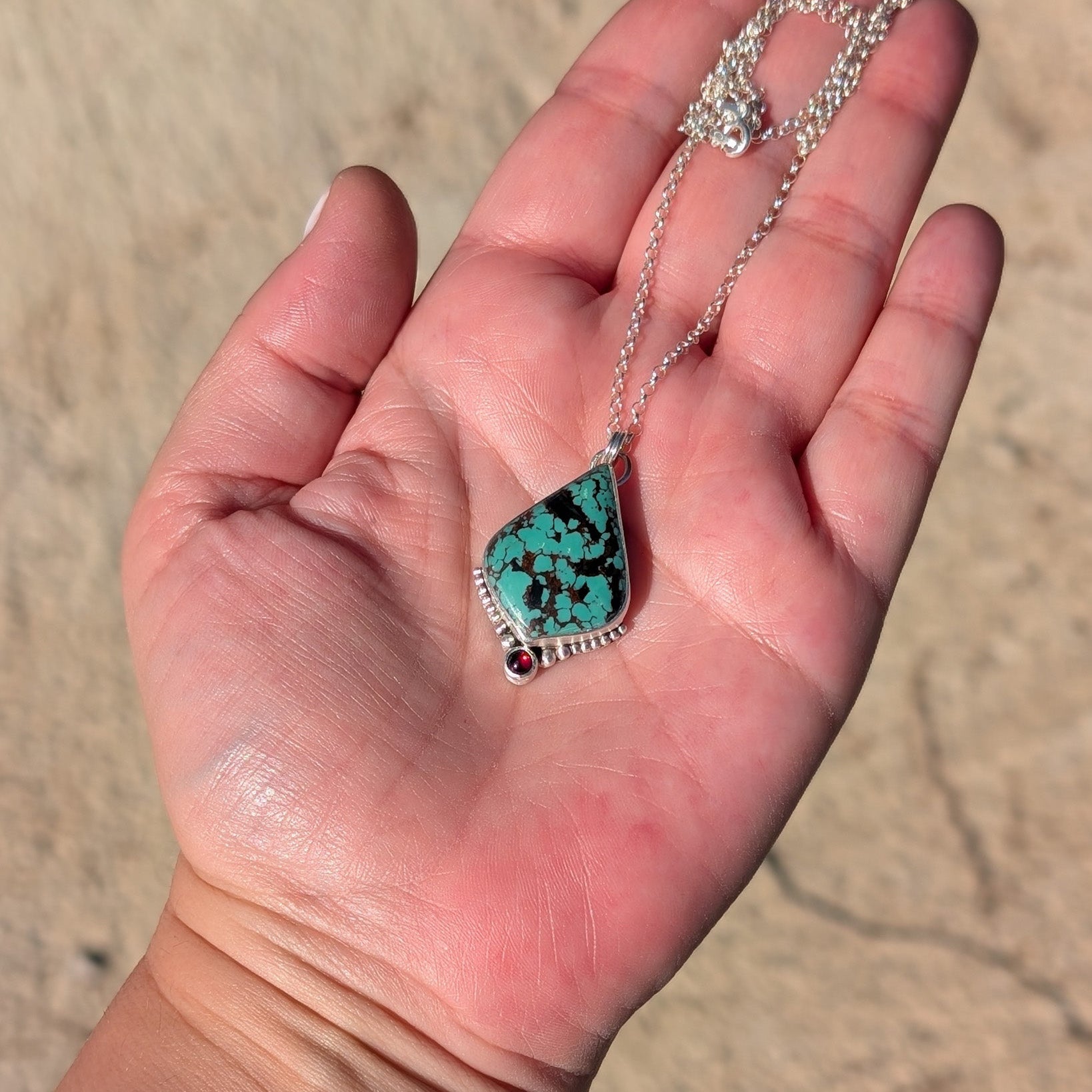 Colgante de plata con  turquesa hubei y granate