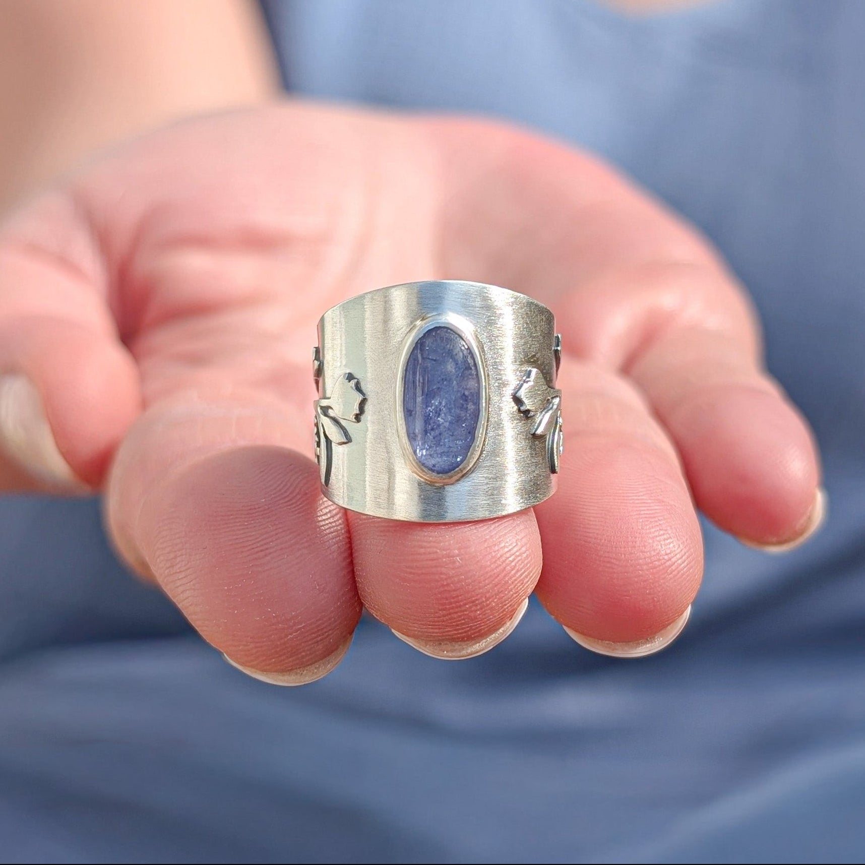 Anillo Tanzanita y flores