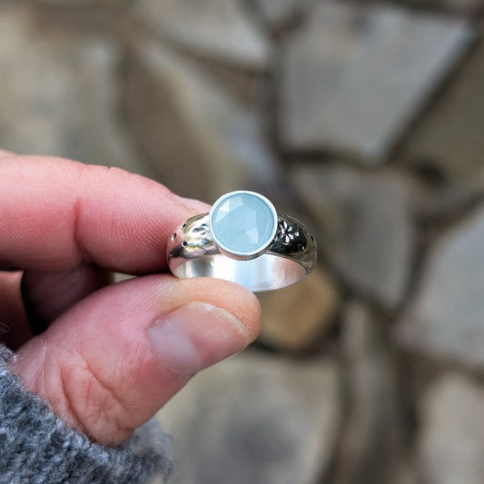 Anillo de plata con estrellas y calcedonia