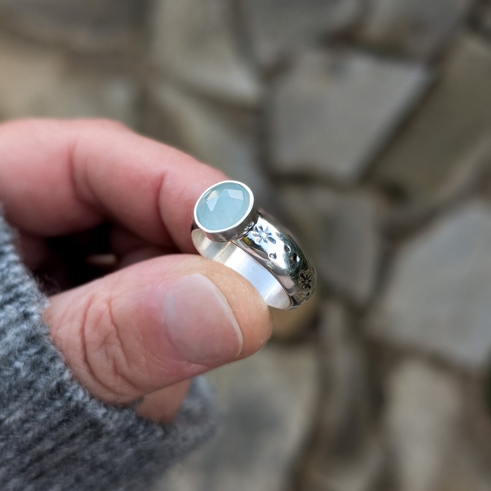 Anillo de plata con estrellas y calcedonia