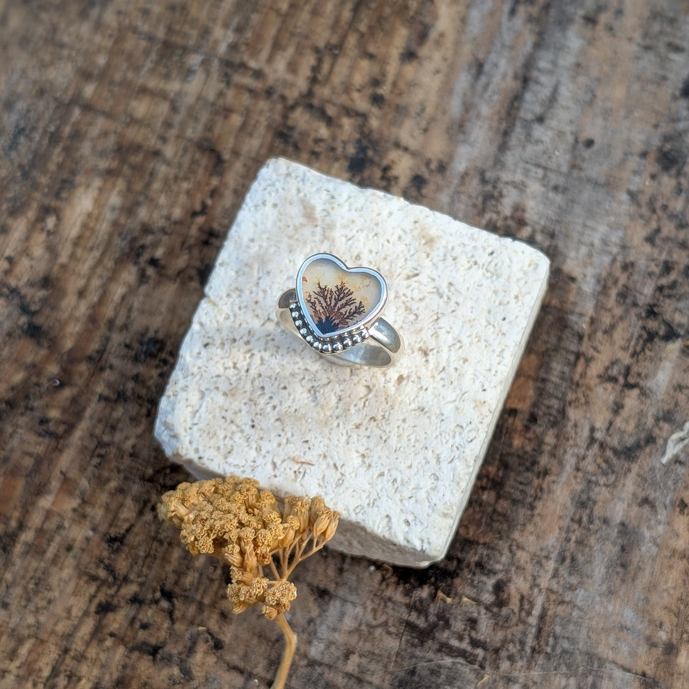 Anillo de plata con ágata dendritica corazon