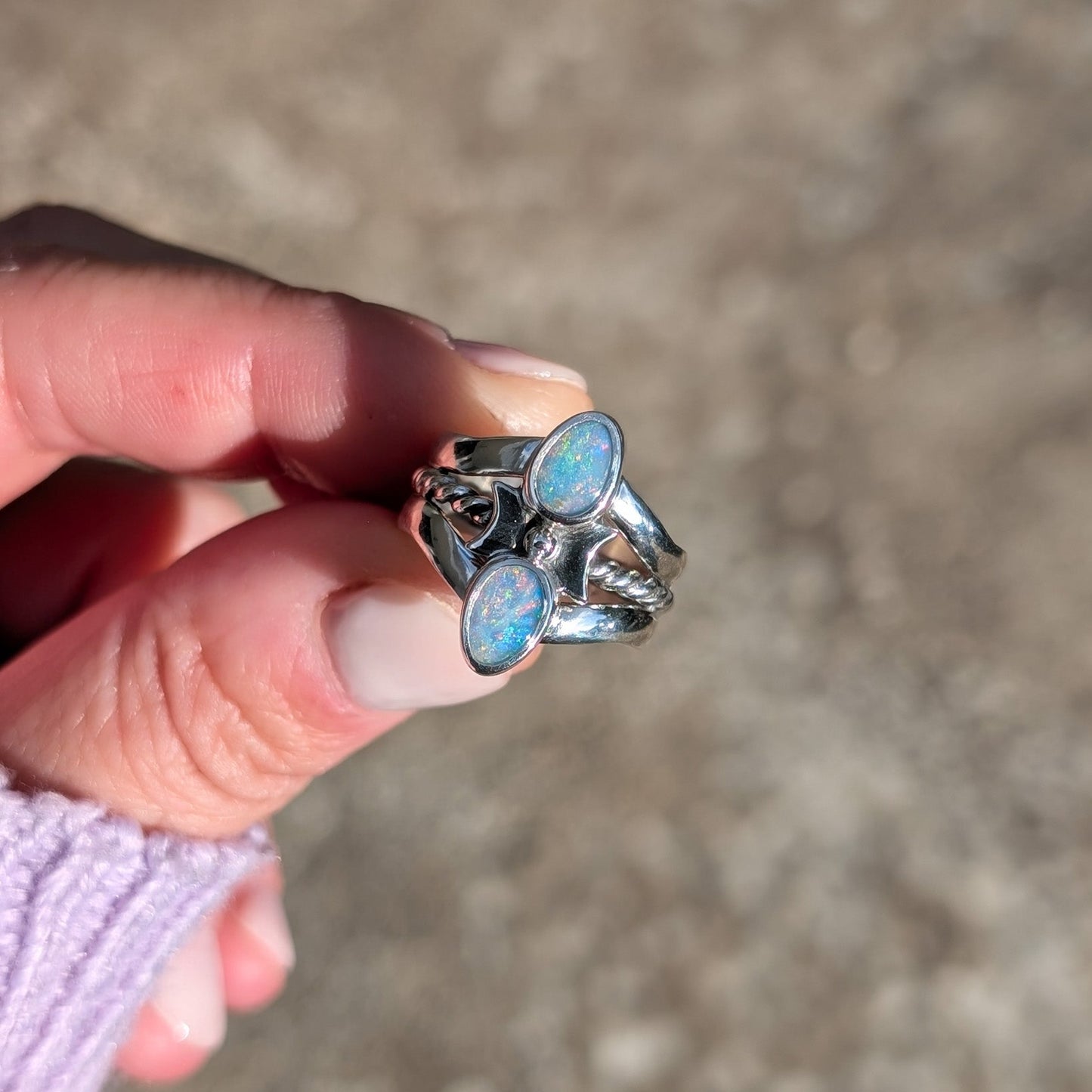 Anillo de plata con dobletes de ópalo australiano y lunas