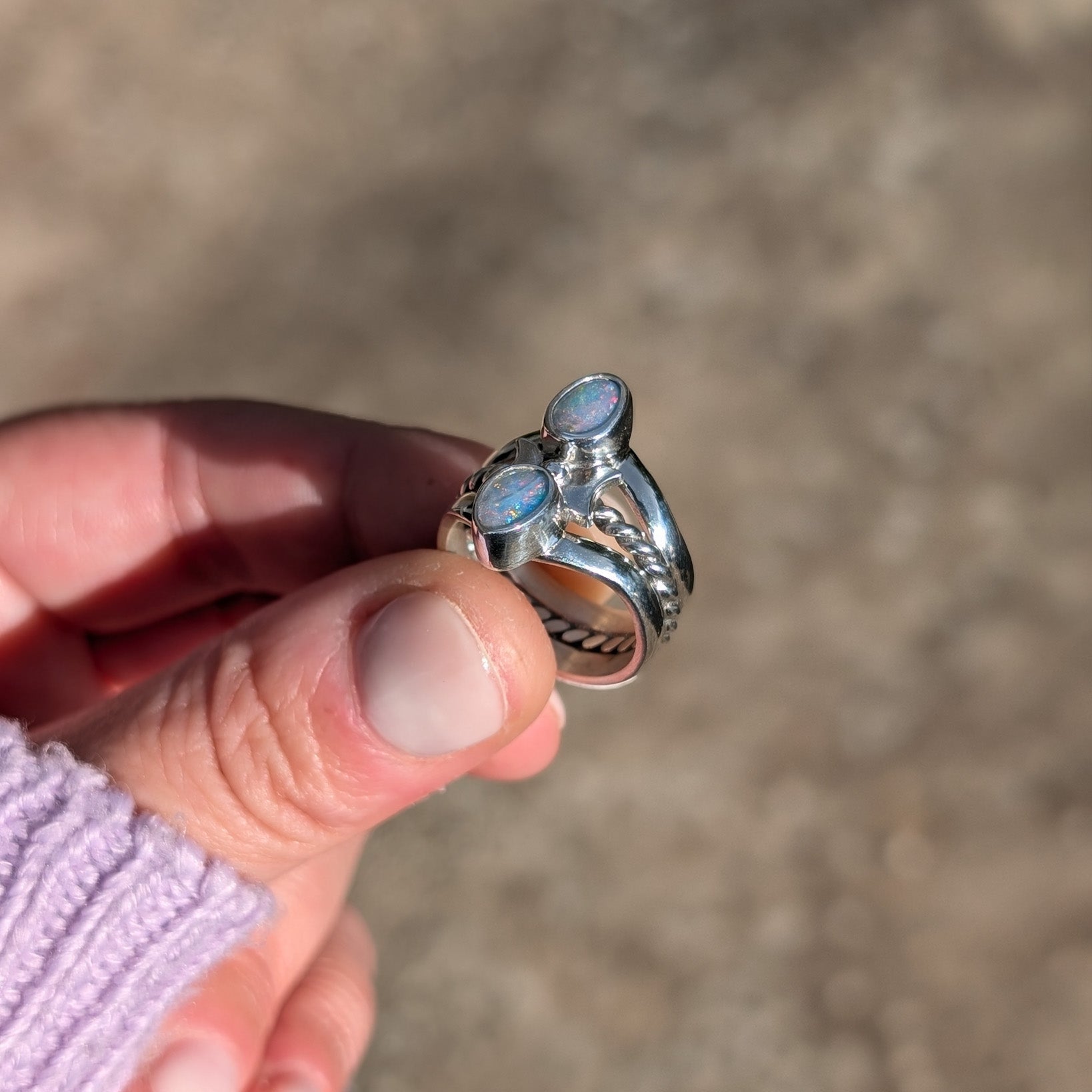 Anillo de plata con dobletes de ópalo australiano y lunas