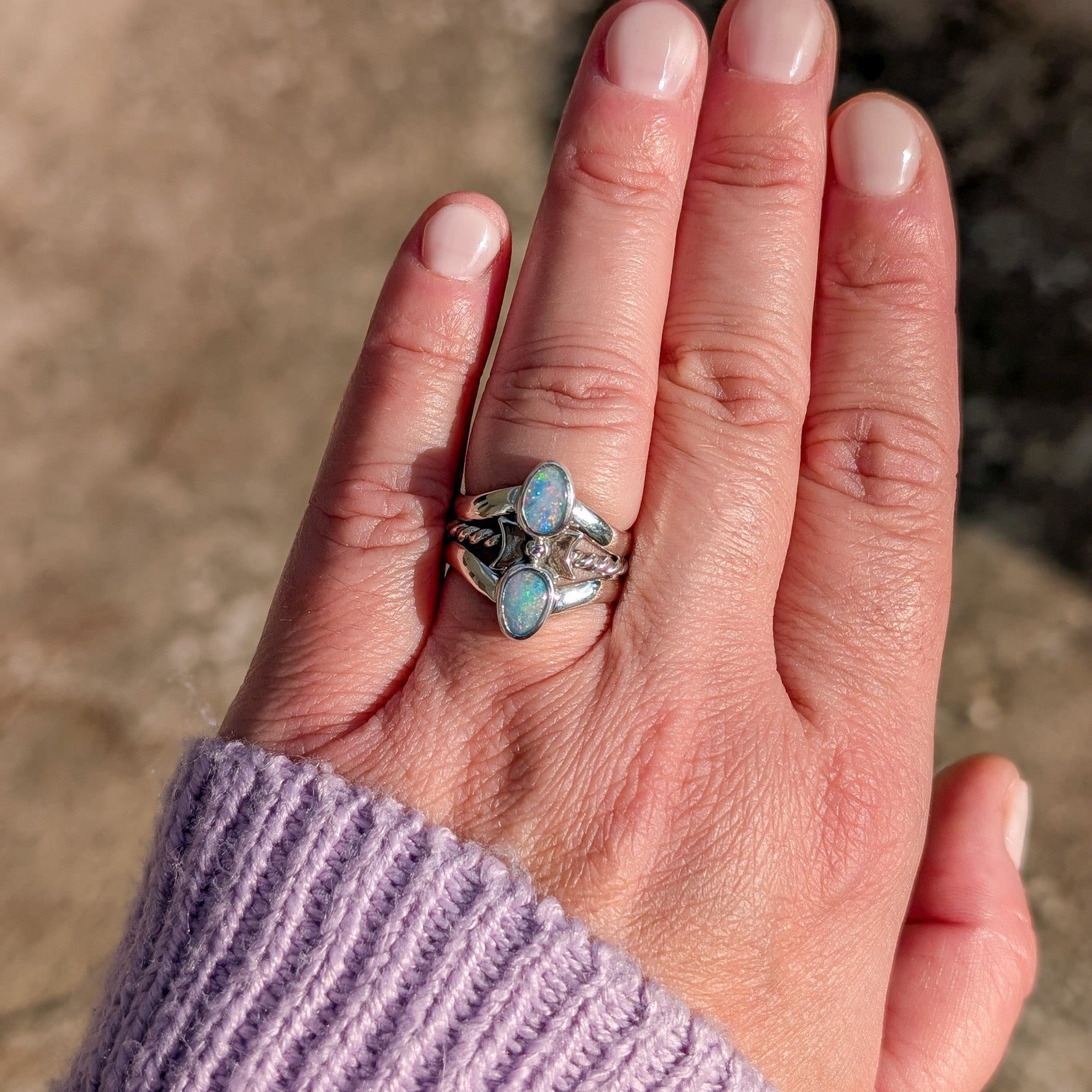 Anillo de plata con dobletes de ópalo australiano y lunas