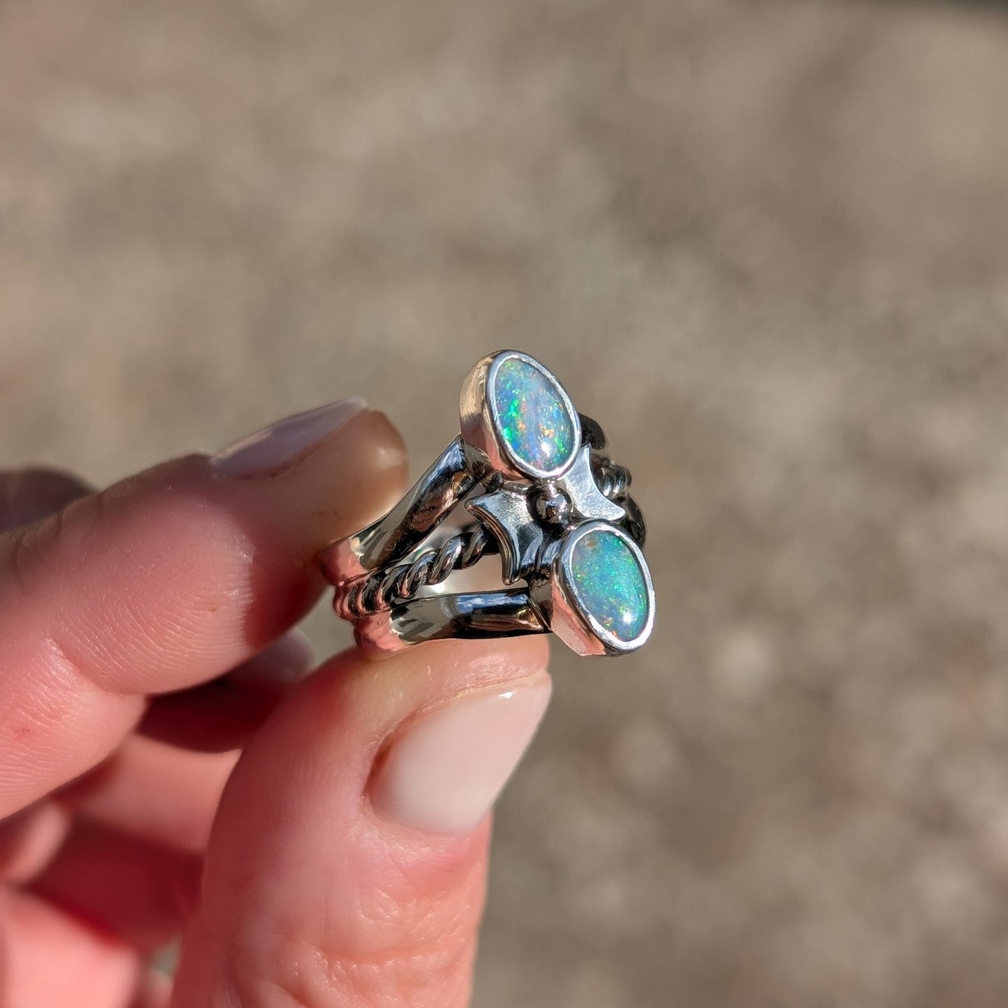 Anillo de plata con dobletes de ópalo australiano y lunas