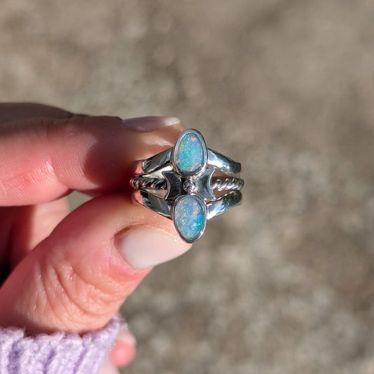Anillo de plata con dobletes de ópalo australiano y lunas